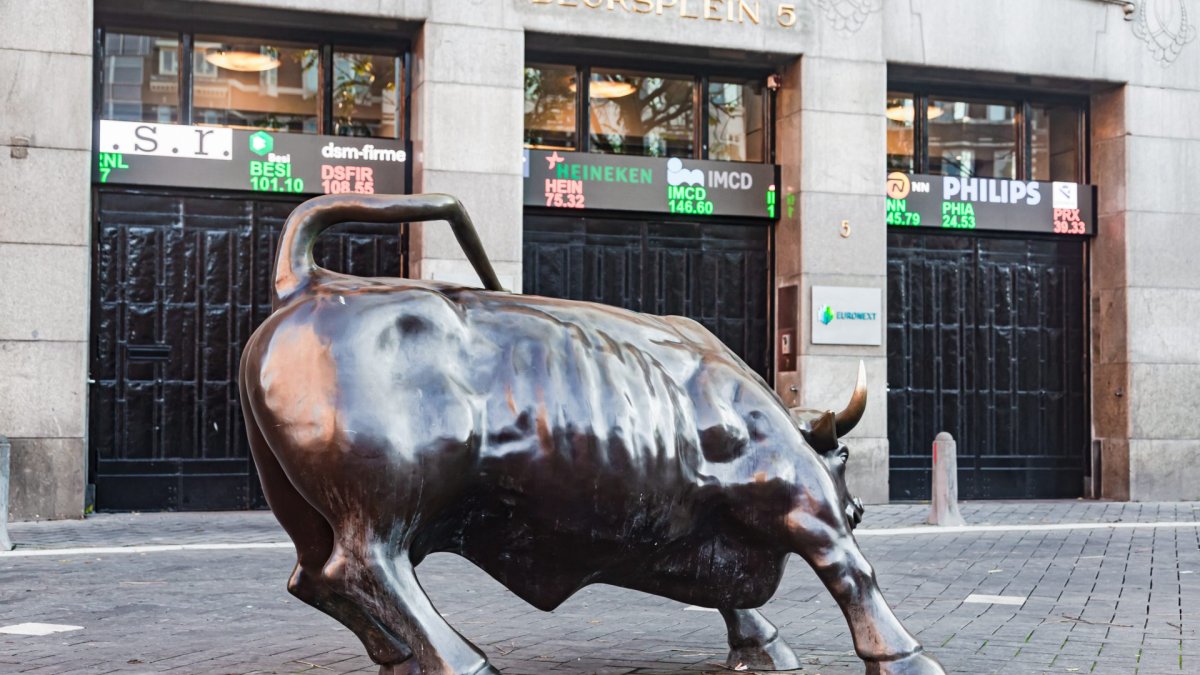AEX price light green thanks to ASML and Besi