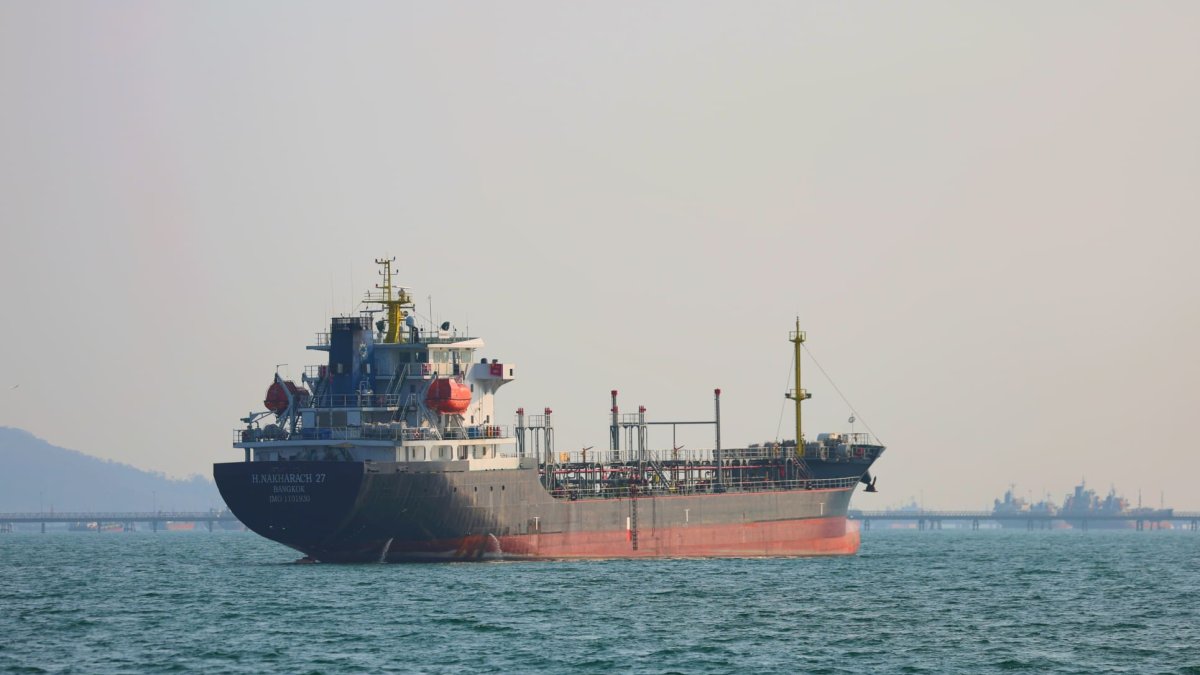 Iran and US discuss reopening Strait of Hormuz: Bitcoin, stocks and gold rise