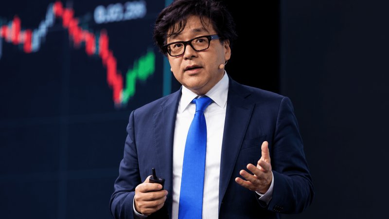 Tom Lee thinks AI won't reach its true bubble peak until 2033