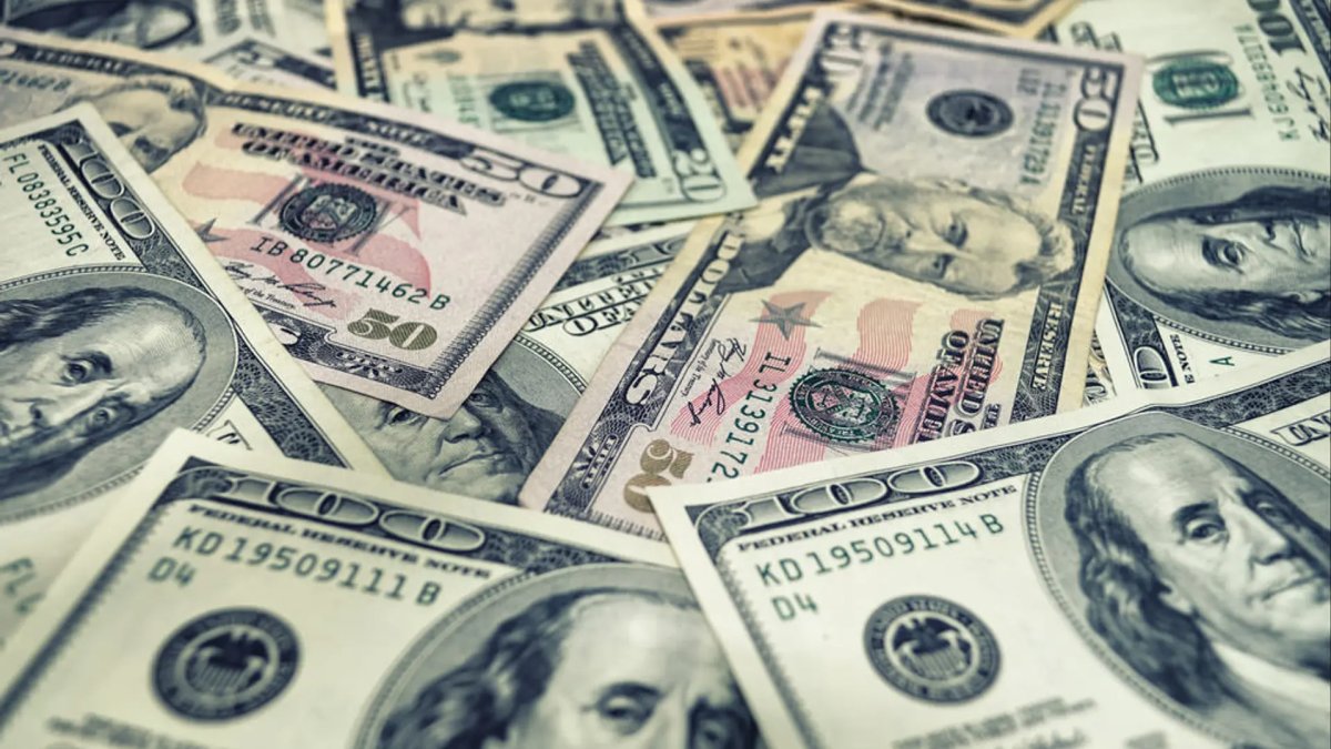 U.S. dollar climbs to 18-month high as bitcoin holds firm around $86,000