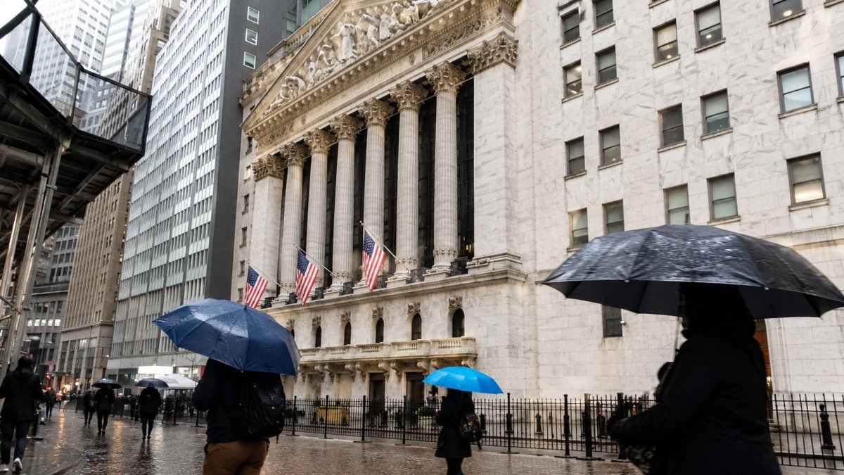 Wall Street Seeks Recovery After a Setback from Tesla and Oil Prices Above $100