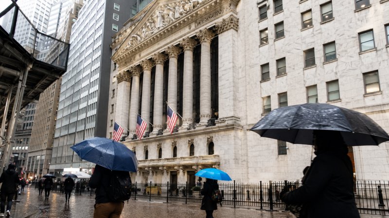Wall Street Seeks Recovery After a Setback from Tesla and Oil Prices Above $100